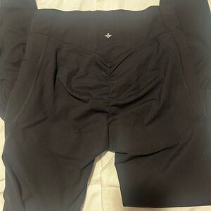 HALARA Black High-Waist Leggings with Subtle Logo